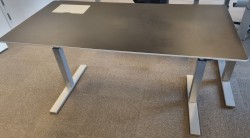 Skrivebord med elektrisk hevsenk i sort linoleum / grålakkert metall, Duba B8, 170x85cm, pent brukt