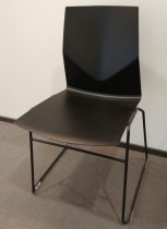 Konferansestol fra Fourdesign, modell FourCast Line i sort plast, pent brukt