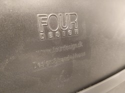 Konferansestol fra Fourdesign, modell FourCast Line i sort plast, pent brukt