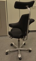 Ergonomisk kontorstol Håg Capisco 8106 med nakkepute nytrukket i sort stoff, 85cm sittehøyde, NYTRUKKET / pent brukt