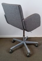 Kinnarps Koy konferansestol med armlener på hjul i lys grått stoff / grålakkert metall, NYTRUKKET
