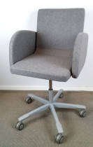 Kinnarps Koy konferansestol med armlener på hjul i lys grått stoff / grålakkert metall, NYTRUKKET