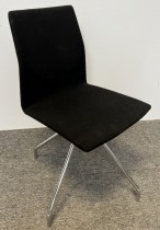 Konferansestol fra Fourdesign, modell Cast One, i sort stoff / krom, med sving, pent brukt