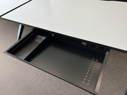 Skrivebord med elektrisk hevsenk i hvitt / sort understell, modell Cabale fra Holmris, 180x80cm, pent brukt