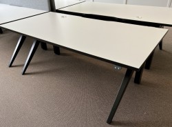 Skrivebord med elektrisk hevsenk i hvitt / sort understell, modell Cabale fra Holmris, 180x80cm, pent brukt