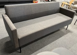 Loungesofa: VAD Pivot 3-seter sofa, nytrukket i blå/brunmelert stoff, 188cm bredde, pent brukt