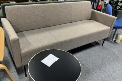 Loungesofa: VAD Pivot 3-seter sofa, nytrukket i brunt stoff, 188cm bredde, pent brukt