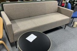Loungesofa: VAD Pivot 3-seter sofa, nytrukket i brunt stoff, 188cm bredde, pent brukt.