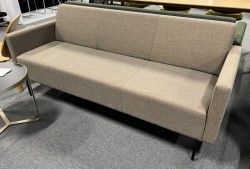 Loungesofa: VAD Pivot 3-seter sofa, nytrukket i brunt stoff, 188cm bredde, pent brukt