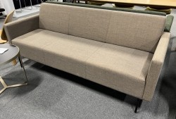 Loungesofa: VAD Pivot 3-seter sofa, nytrukket i brunt stoff, 188cm bredde, pent brukt.