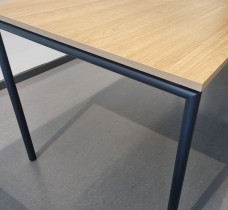 Pent møtebord fra FourDesign i eik, sorte ben, 180x80cm, innfelbare ben, passer 6-8pers, pent brukt