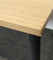 Pent møtebord fra FourDesign i eik, sorte ben, 180x80cm, innfelbare ben, passer 6-8pers, pent brukt