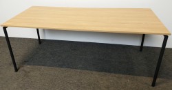Pent møtebord fra FourDesign i eik, sorte ben, 180x80cm, innfelbare ben, passer 6-8pers, pent brukt