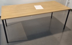 Pent møtebord fra FourDesign i eik, sorte ben, 180x80cm, innfelbare ben, passer 6-8pers, pent brukt