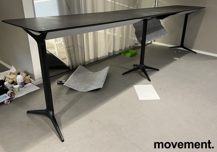 Solgt!Barbord i sort linoleum / sort fra - 1 / 3