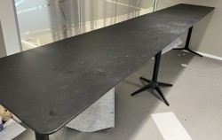 Barbord i sort linoleum / sort fra EFG, 400x70cm, høyde 110cm, pent brukt