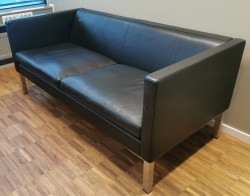2-seter sofa i sort skinn fra Erik Jørgensen, modell EJ 50-2, bredde 165cm, pent brukt