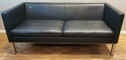 2-seter sofa i sort skinn fra Erik Jørgensen, modell EJ 50-2, bredde 165cm, pent brukt