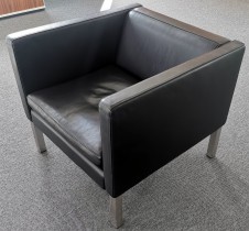 Loungestol / lenestol i sort skinn fra Erik Jørgensen, modell EJ 50 club chair, bredde 76cm, pent brukt