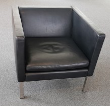 Loungestol / lenestol i sort skinn fra Erik Jørgensen, modell EJ 50 club chair, bredde 76cm, pent brukt