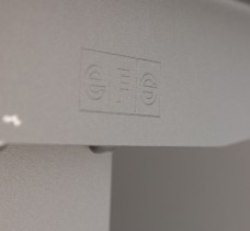 Skrivebord i hvitt / grått fra EFG, 160x80cm, pent brukt understell med ny plate