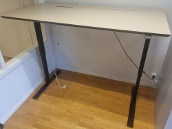 Skrivebord med elektrisk hevsenk i beige / sort fra Dencon, 160x80cm, pent brukt