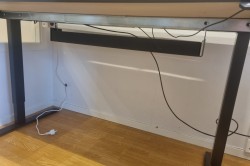 Skrivebord med elektrisk hevsenk i beige / sort fra Dencon, 160x80cm, pent brukt