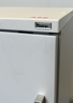 Kinnarps E-serie skap med skyvedører i hvitt, 3 permhøyder, bredde 80cm, høyde 125cm, pent brukt