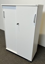 Kinnarps E-serie skap med skyvedører i hvitt, 3 permhøyder, bredde 80cm, høyde 125cm, pent brukt