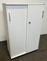 Kinnarps E-serie skap med skyvedører i hvitt, 3 permhøyder, bredde 80cm, høyde 125cm, pent brukt