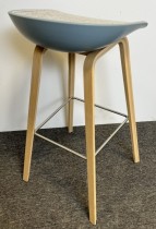 Barkrakk / barstol Hay About a stool i lys blå med lyst grått trekk / eik, sittehøyde 75cm (høy modell), pent brukt