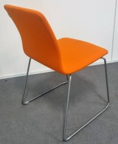 Møteromsstol / besøksstol fra EFG, modell NOVA Sled base i orange stofftrekk, pent brukt