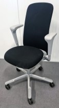HÅG Sofi kontorstol i sort stoff, armlene i grått, høy rygg, sølvgrått kryss, pent brukt