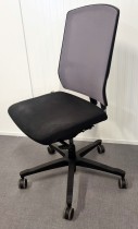 EFG One Sync kontorstol i sort stoff / rygg i grå mesh, u/lener, pent brukt