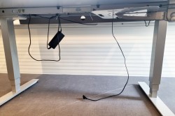 Elektrisk hevsenk skrivebord fra EFG, 140x80cm, grått understell, lysegrå plate, pent brukt