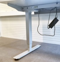 Elektrisk hevsenk skrivebord fra EFG, 140x80cm, grått understell, lysegrå plate, pent brukt
