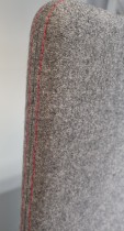 Frittstående skillevegg fra Götessons, grå med røde detaljer, sorte ben, 81cm bredde, 163,5cm høyde, pent brukt