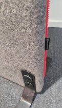 Frittstående skillevegg fra Götessons, grå med røde detaljer, sorte ben, 81cm bredde, 163,5cm høyde, pent brukt