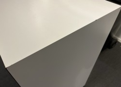 Barbord / ståbord i hvitt / sort fra Duba B8, 180x60cm, høyde 111cm, brukt med noe kosmetisk slitasje