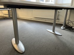 Skrivebord / kompakt møtebord i lyst grått fra Duba B8, 150x80cm, pent brukt