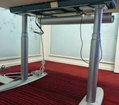 Duba B8 elektrisk hevsenk skrivebord 120x80cm i lysegrått / grått, 130cm maxhøyde, pent brukt
