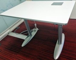 Duba B8 elektrisk hevsenk skrivebord 120x80cm i lysegrått / grått, 130cm maxhøyde, pent brukt