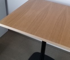 Ståbord / barbord i eik, fra Normann Copenhagen, modell Form, 70x70cm, høyde 94,5cm, NYTT / UBRUKT