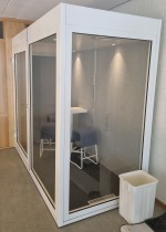 Lydisolert stillerom / møterom i glass / hvite paneler, 260x130cm, pent brukt