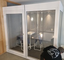 Lydisolert stillerom / møterom i glass / hvite paneler, 260x130cm, pent brukt