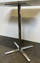 Barbord / ståbord i hvitt / krom fra Materia, modell Centrum, 60x70cm, høyde 88cm, pent brukt