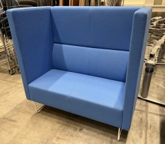 2-seter alkovesofa i blått stoff fra VAD, modell Pivot, bredde 127cm, pent brukt