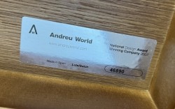Loungebord / sofabord i beiset eik fra Andreu World, 70x70cm, høyde 51cm, brukt med noe slitasje