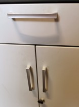 Kinnarps skap med dører i mørk grå / lys grå front, 2 permhøyder + skuff, 80cm bredde, 99cm høyde, brukt med noe slitasje