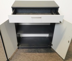 Kinnarps skap med dører i mørk grå / lys grå front, 2 permhøyder + skuff, 80cm bredde, 99cm høyde, brukt med noe slitasje